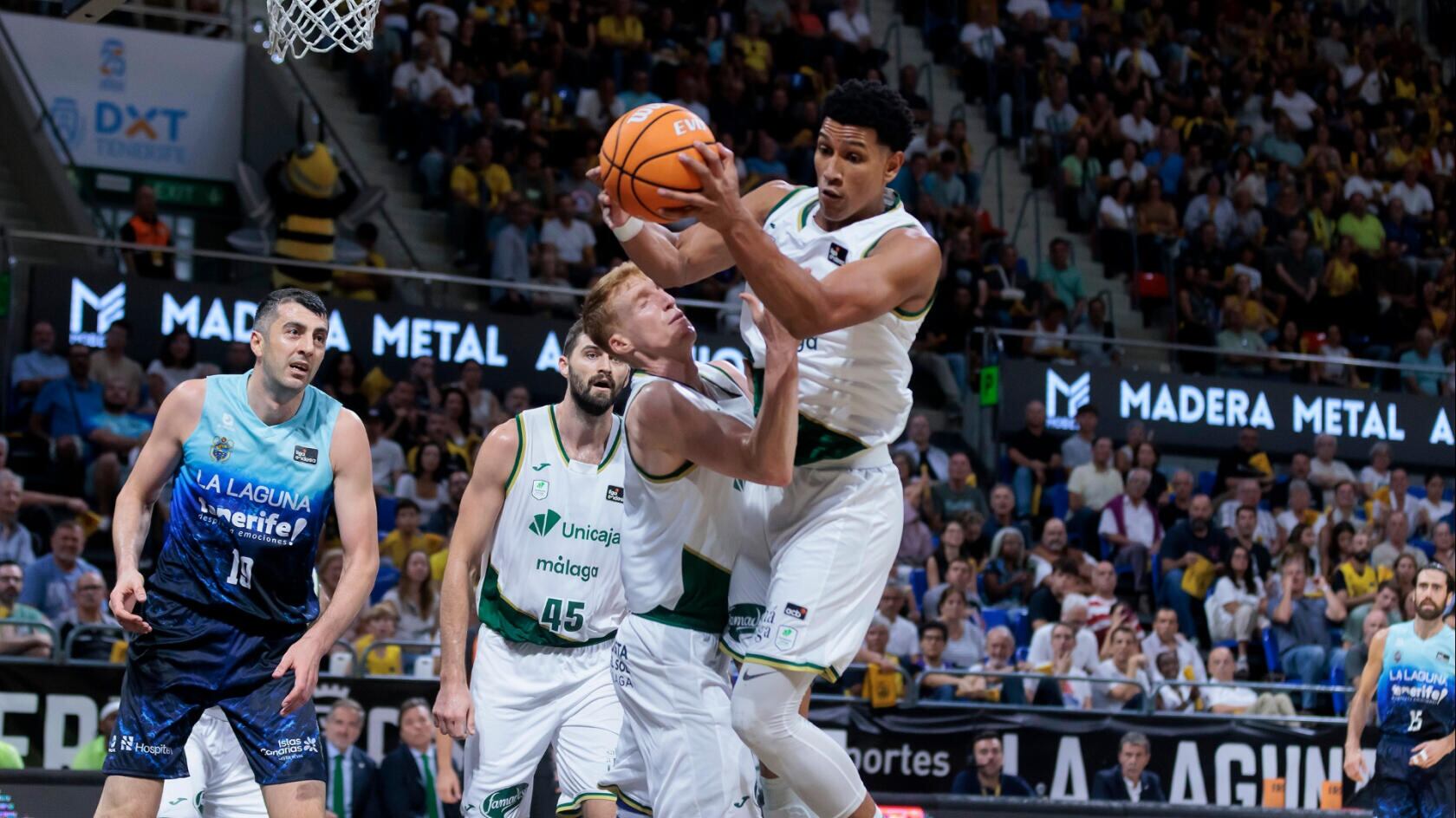 El Unicaja en una acción del partido contra La Laguna Tenerife en el pabellón Santiago Martín