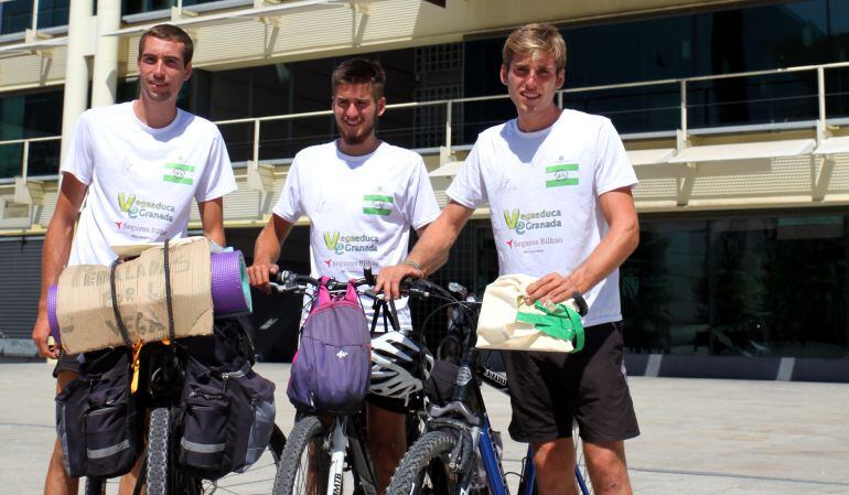 Tres de los ciclistas de `Pedaladas por la Vega´