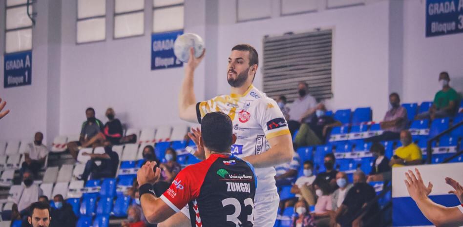 Milosalvjevic, en una acción de juego ante el Sinfín