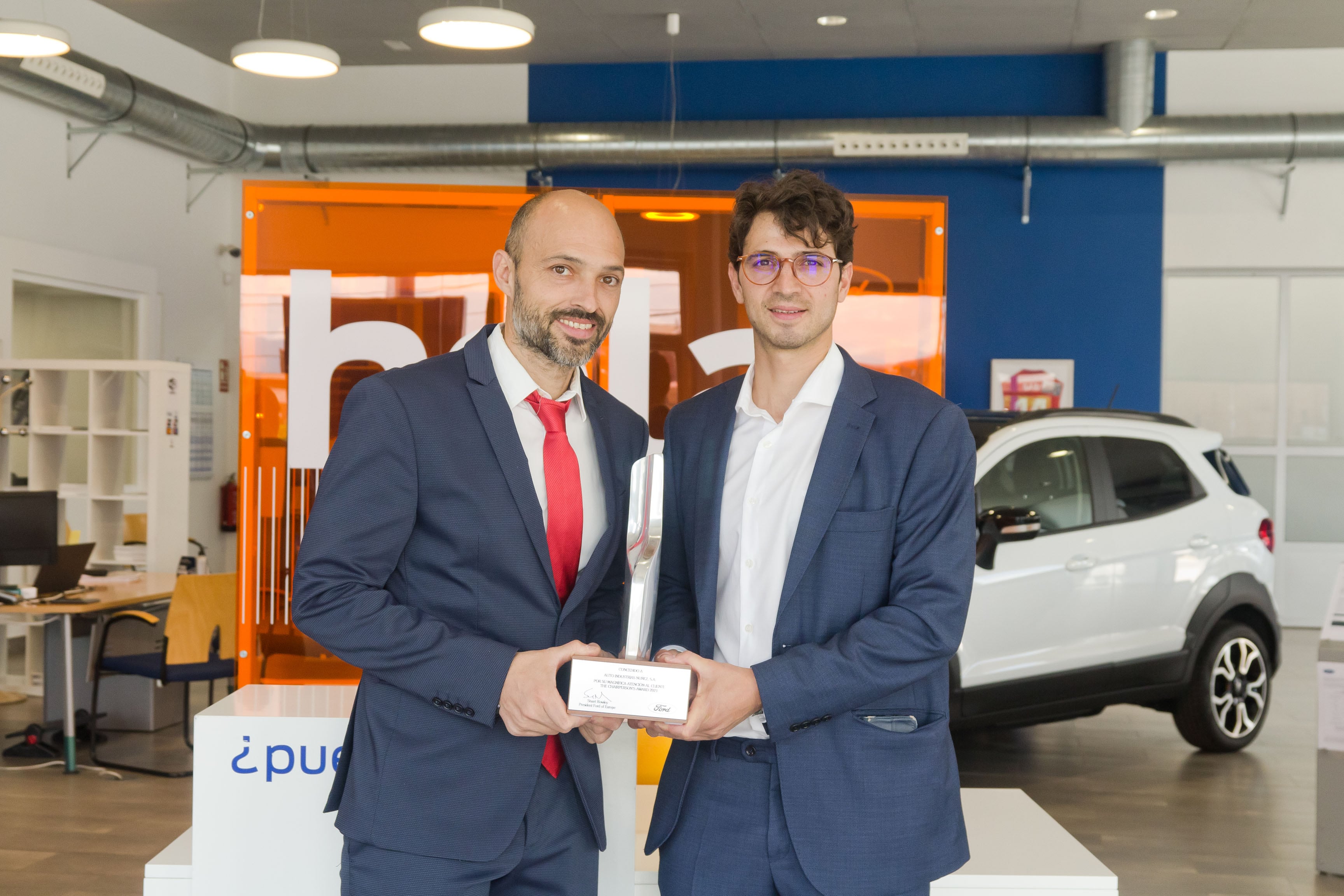 Jacobo Núñez (izq.), director general de Autoinsa, recibe el premio Chairperson Award de manos de Jesús Alonso, Presidente y Consejero delegado de Ford España.