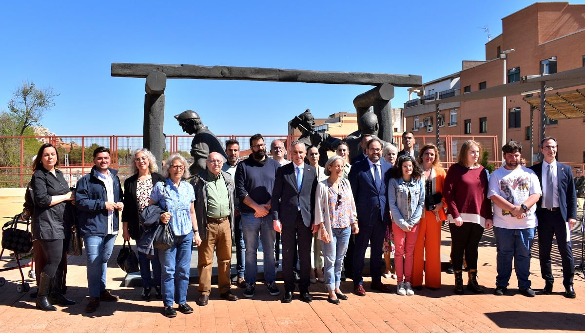 Foto de familia en la inauguración de la Plaza Pepe Noja