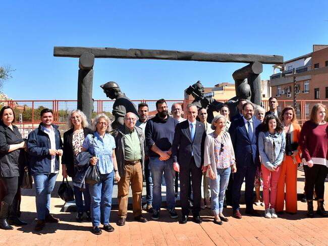 Foto de familia en la inauguración de la Plaza Pepe Noja