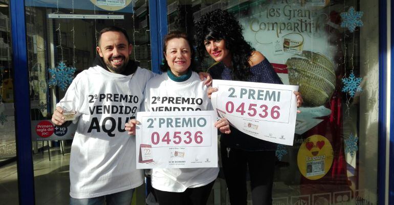 Els responsables de l&#039;Administració de Loteria de Salou que ha repartit més d&#039;1 milió d&#039;euros d&#039;un segon premi. 