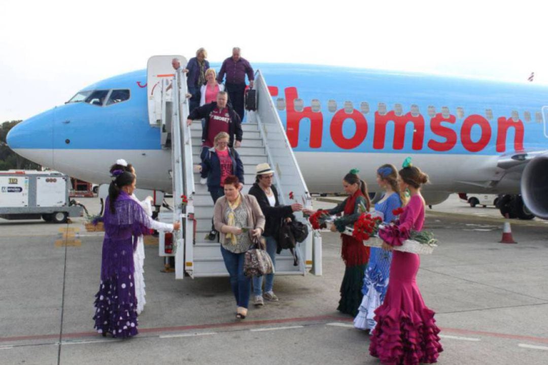 Turistas llegando al aeropuerto de Jerez