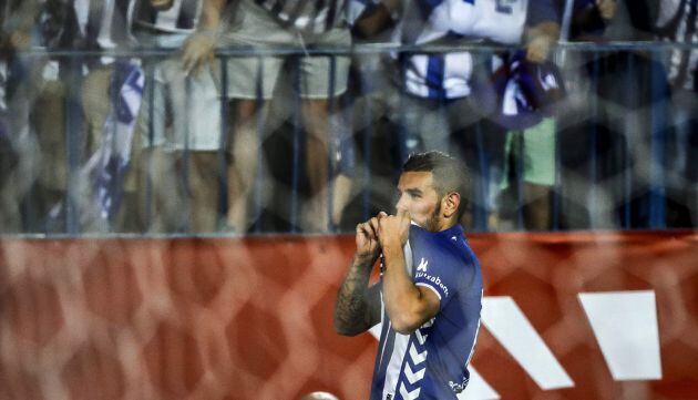 Theo Hernández celebra su gol al Barcelona.