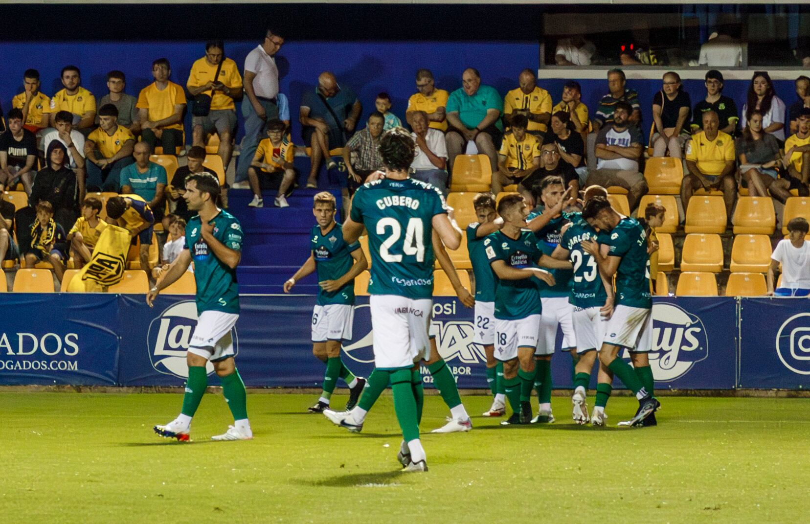 Los jugadores del Racing celebran el gol de Iker Losada en Santo Domingo ante el Alcorcón (foto: Cadena SER)