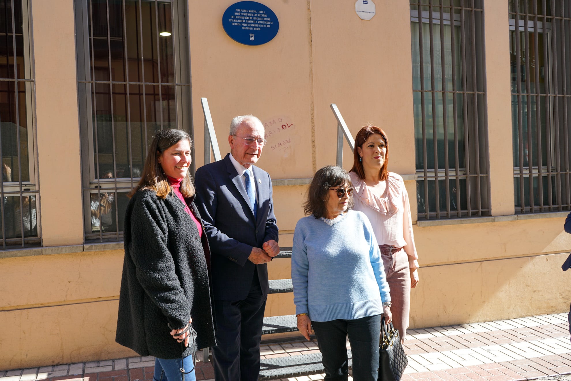 El alcalde, Francisco de la Torre, junto a la concejala de Cultura, Noelia Losada; el concejal de Igualdad, Francisco Pomares; el director provincial de la Agencia de Vivienda y Rehabilitación de Andalucía, Juan Jesús Bernal; la hija de Pepa Flores Tamara Esteve; y la hermana de la artista, Vicky Flores, ha descubierto esta mañana la placa. Está situada en el número 10 de la calle Refino de Málaga donde nació hace 75 años.