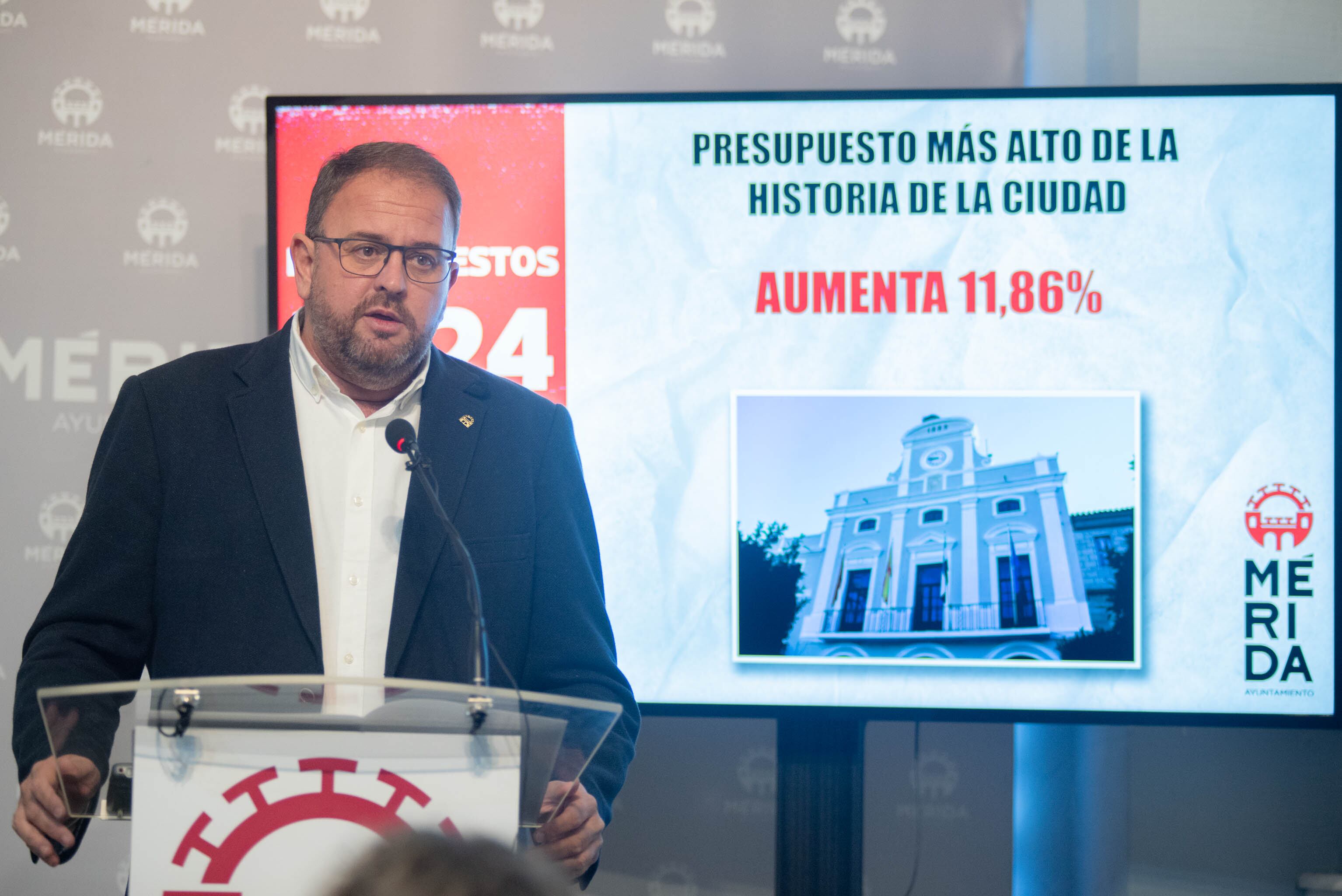 El alcalde Rodríguez Osuna en la rueda de prensa previa a la aprobación del Presupuesto 2024 por el pleno municipal. Foto: Ayto. de Mérida