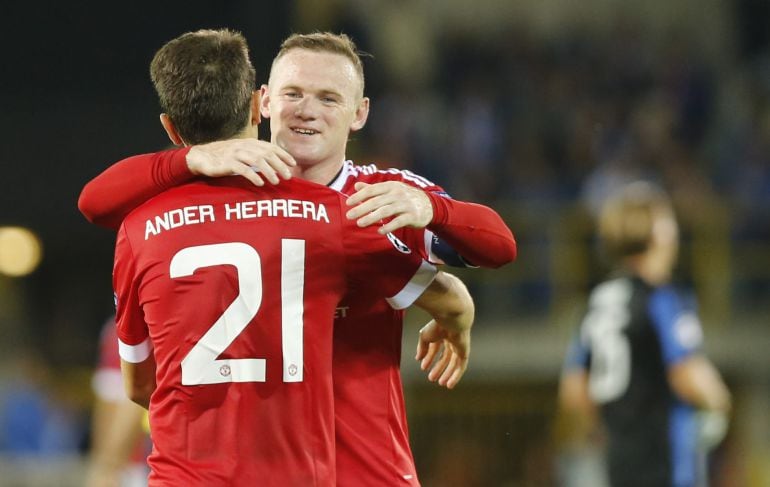 Ander Herrera celebra con Wayne Rooney los goles ante el Brujas