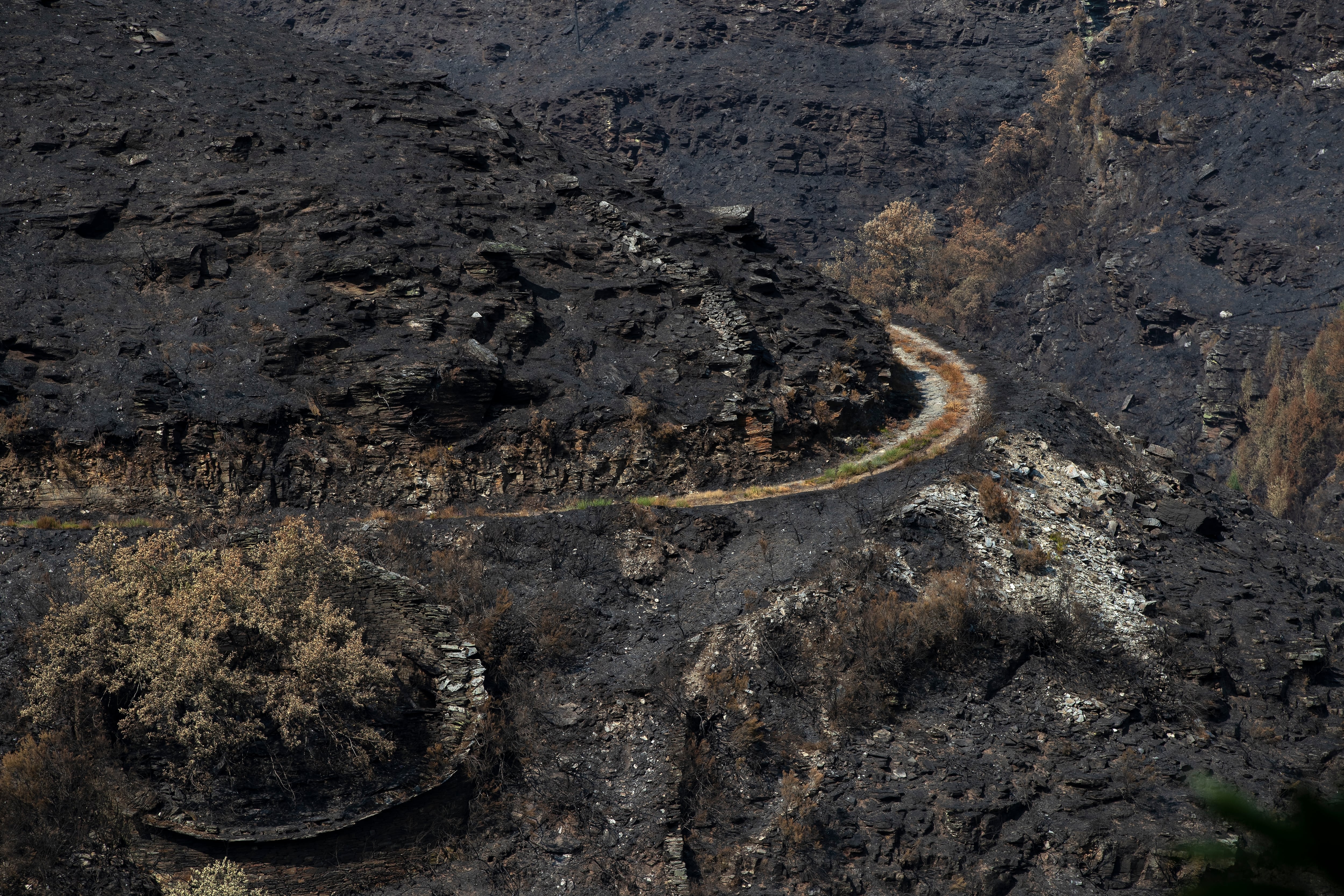 Aspecto que presentó este sábado la Serra do Courel, en Lugo, una zona en la que han ardido unas 11.000 hectáreas