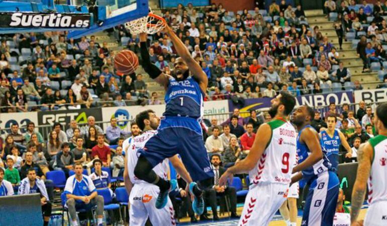 Agbelese realizó este mate espectacular al inicio del segundo cuarto