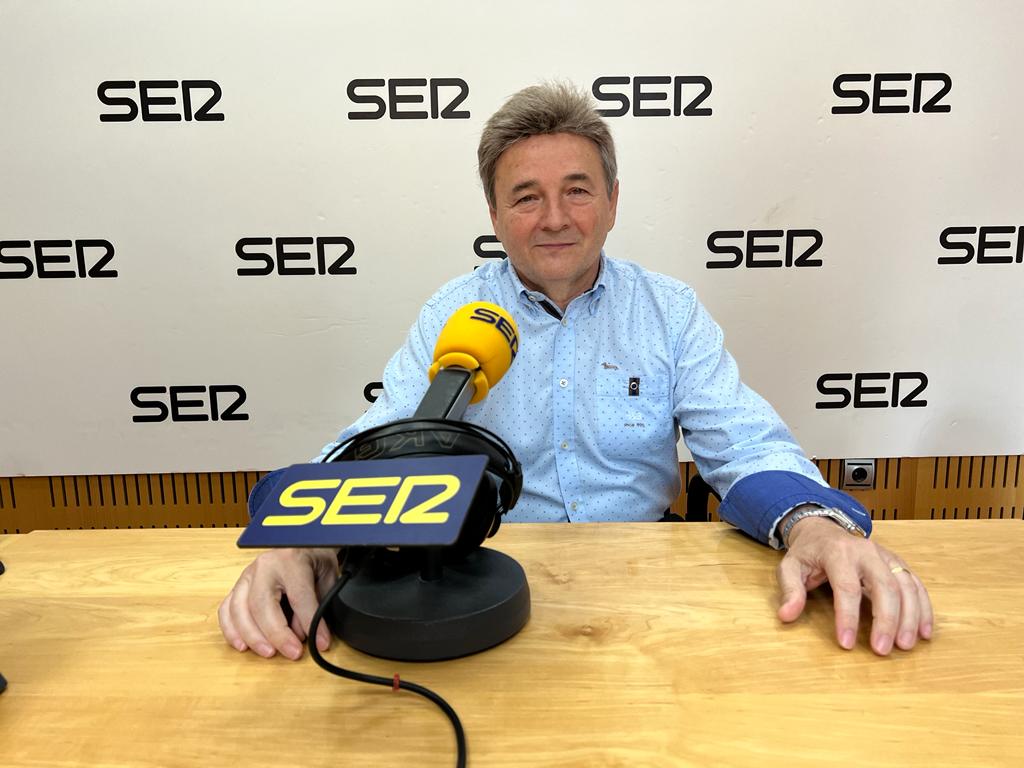 Agustín Ramos en los estudios de Radio Murcia Cadena SER