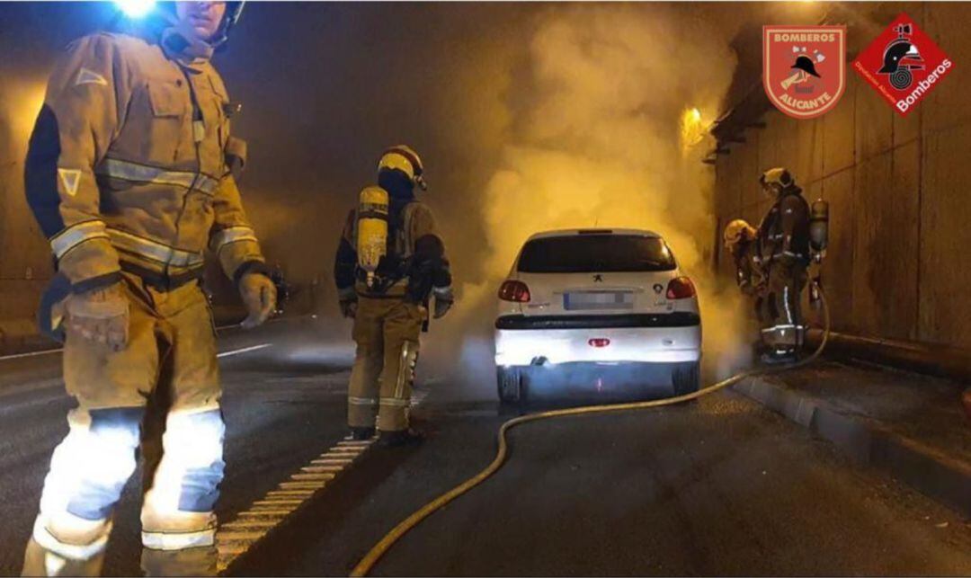 Imagen del incendio de un vehículo en el túnel de Sant Joan