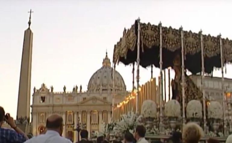 La Virgen del Mayor Dolor, de la hermandad de Los Escolapios, procesionando ante san Pedro del Vaticano en el año 2000