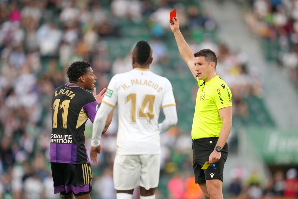 Gonzalo Plata protesta al colegiado del Elche - Real Valladolid, Díaz de Mera