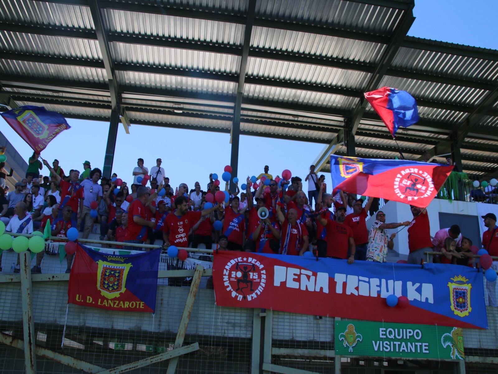 Aficionados de la UD Lanzarote en un partido disputado en Fuerteventura.