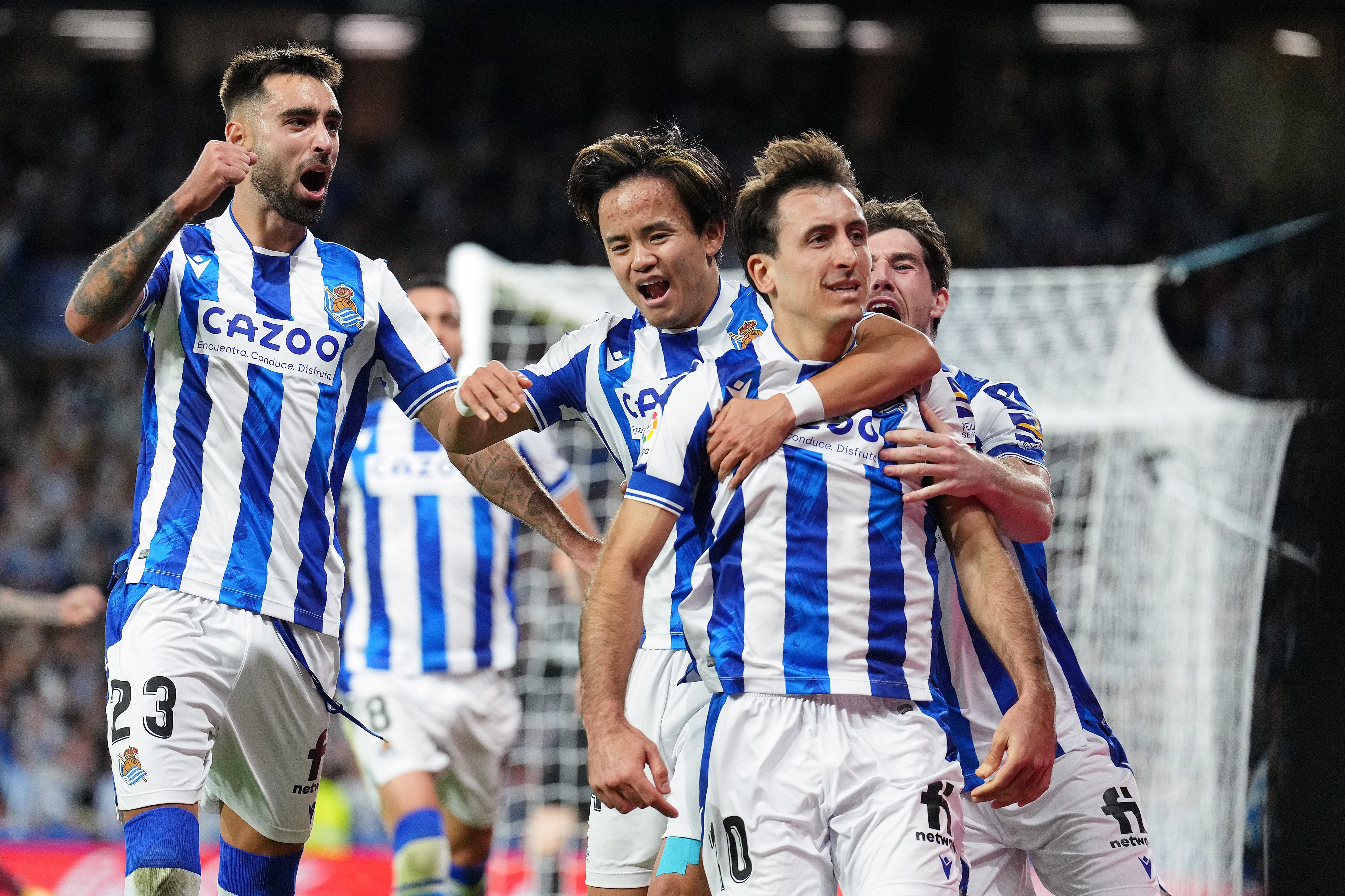 Jugadores de la Real Sociedad celebran el tanto de Oyarzabal.