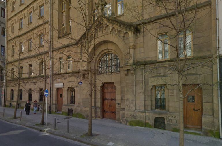 Vista de la fachada principal del Convento Siervas de María, en la calle San Martín de San Sebastián.