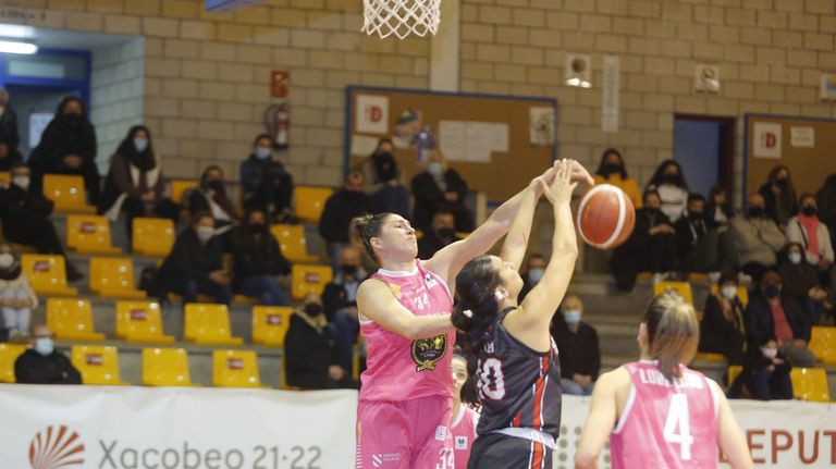 Pelea por el balón entre gallegas y lanzaroteñas.