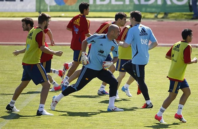 Varios jugadores de la &#039;Roja&#039; se ejercitan durante el último entrenamiento de España antes de viajar a Polonia