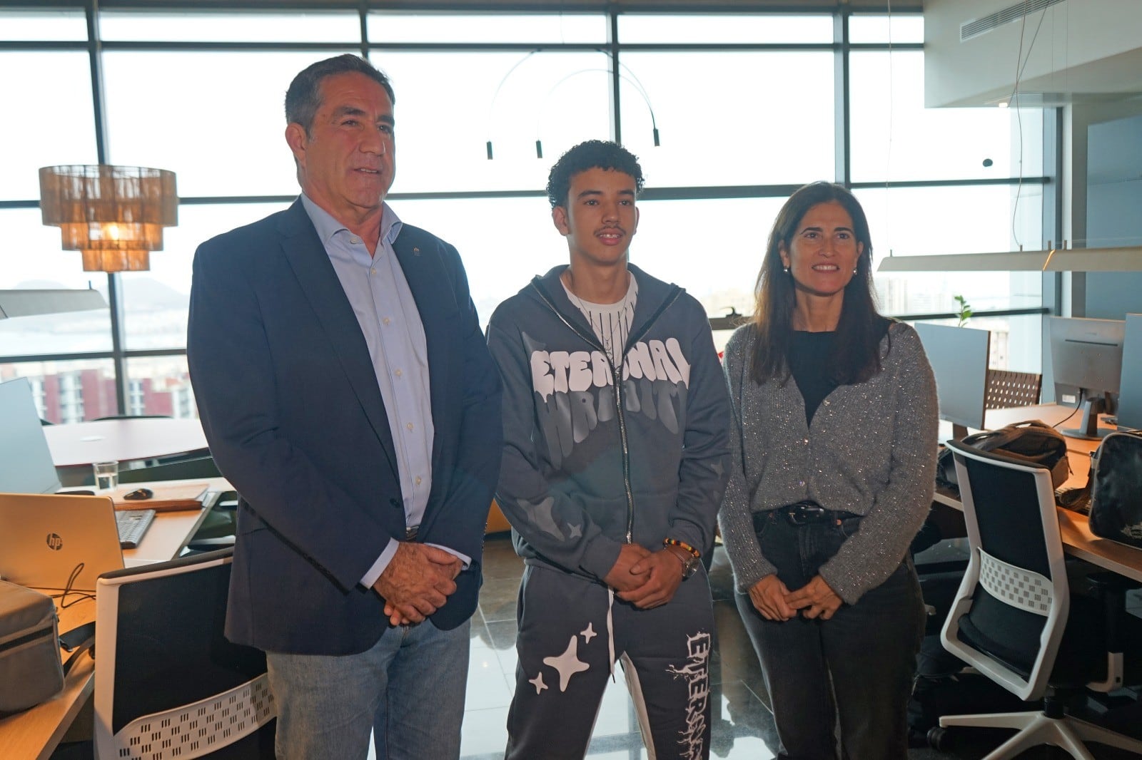 Francis Candil, viceconsejero de Bienestar Social del Gobierno de Canarias y Judith Vega, directora de Recursos Humanos de Satocan, junto a Omar Benamaroubrahim, trabajador de la empresa gracias al Programa Urdimbre