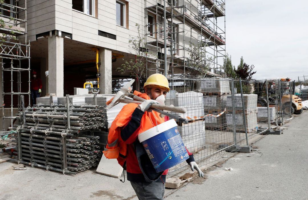 Un trabajador de una obra con la mascarilla puesta durante su trabajo este lunes, día en el que el Gobierno ha autorizado el inicio del trabajo en empresas no esenciales