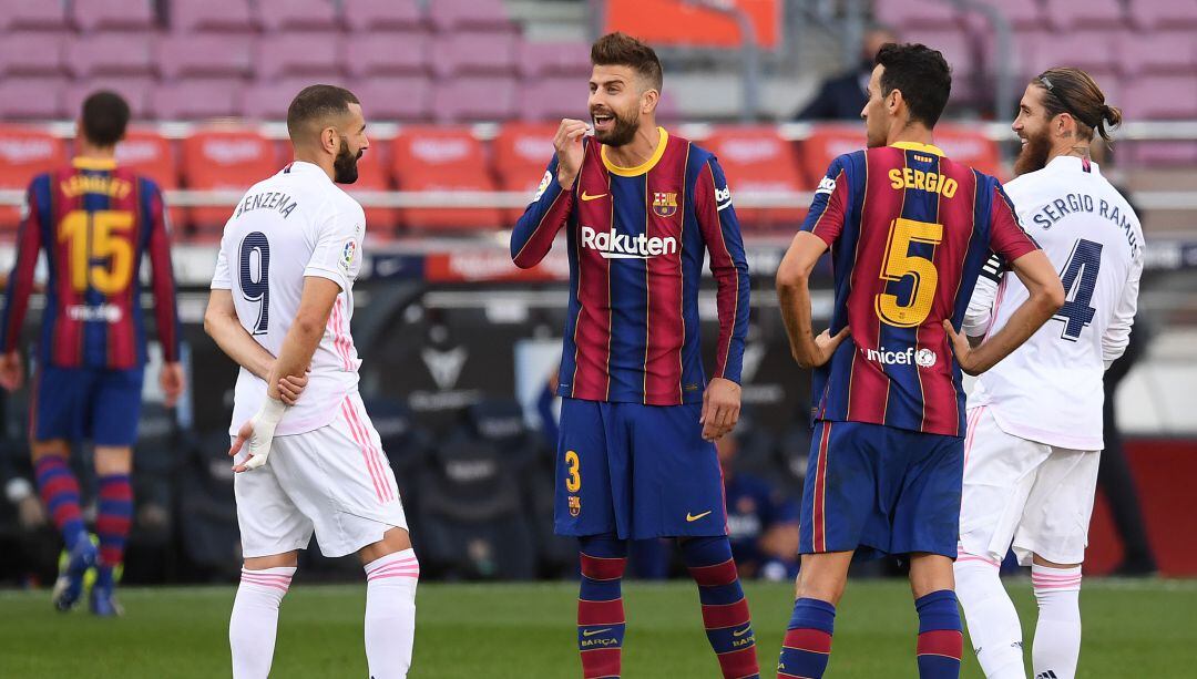 Benzema charla con Piqué, Busquets y Ramos en el Clásico de la presente temporada en el Camp Nou