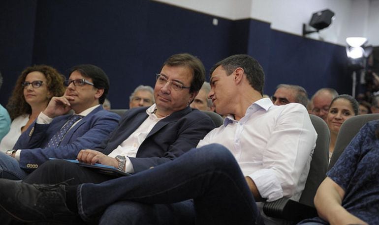 Guillermo Fernández Vara y Pedro Sánchez, este lunes en el foro social en Mérida.