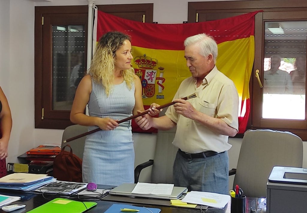 La nueva alcaldesa de Belvis de Jarama, Estíbaliz Morales (PP), recibiendo el bastón de mando de la pedanía