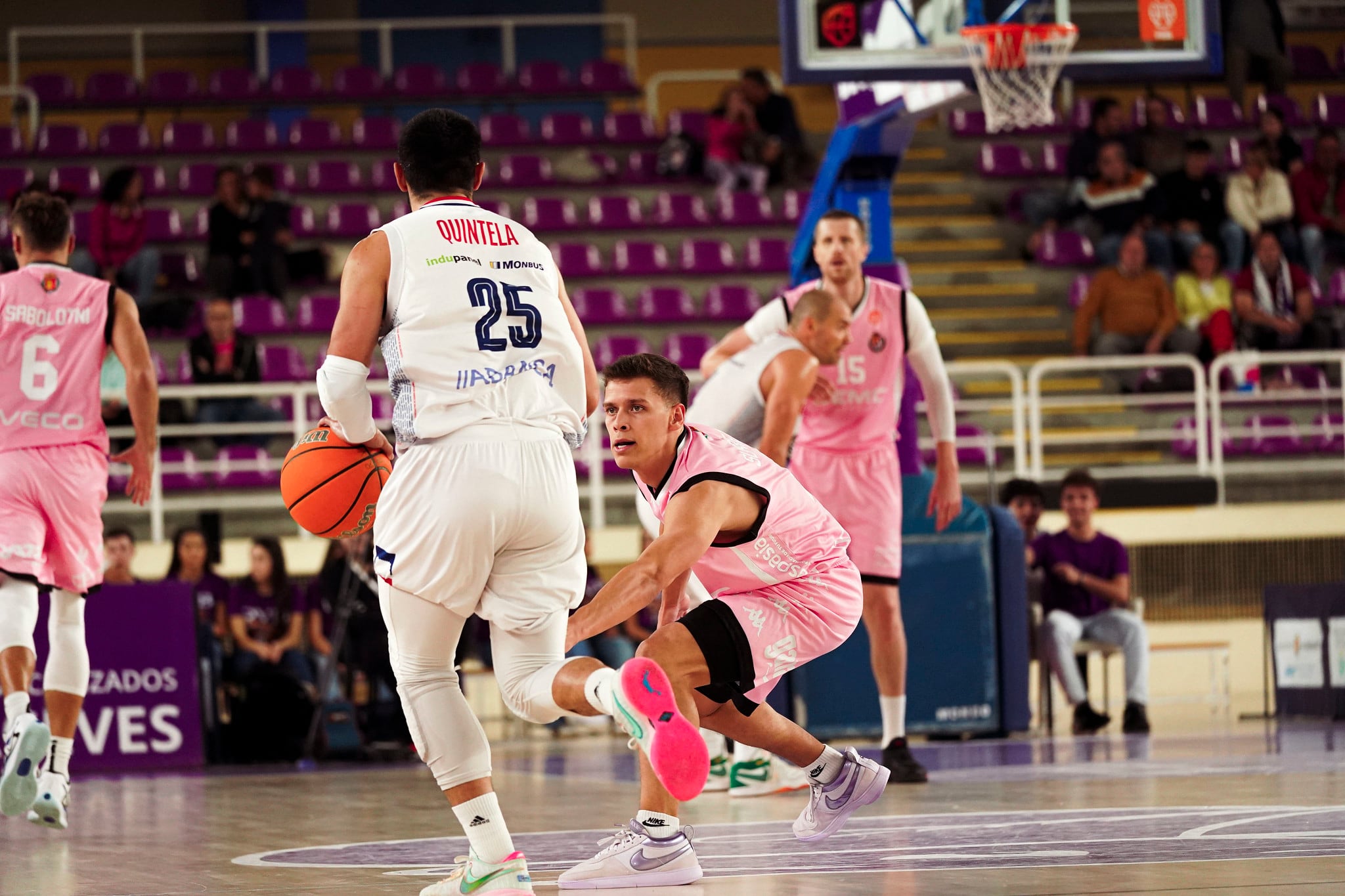 Sergi Quintela, subiendo el balón,  fue el mejor del Obradoiro en Valladolid