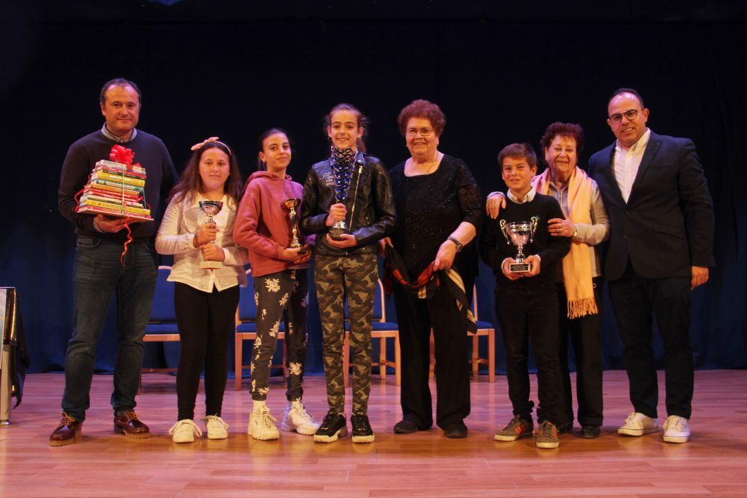 El teniente alcalde de la Herradura, Juan José Ruiz Joya, junto a los galardonados del Concurso de Redacción Infantil