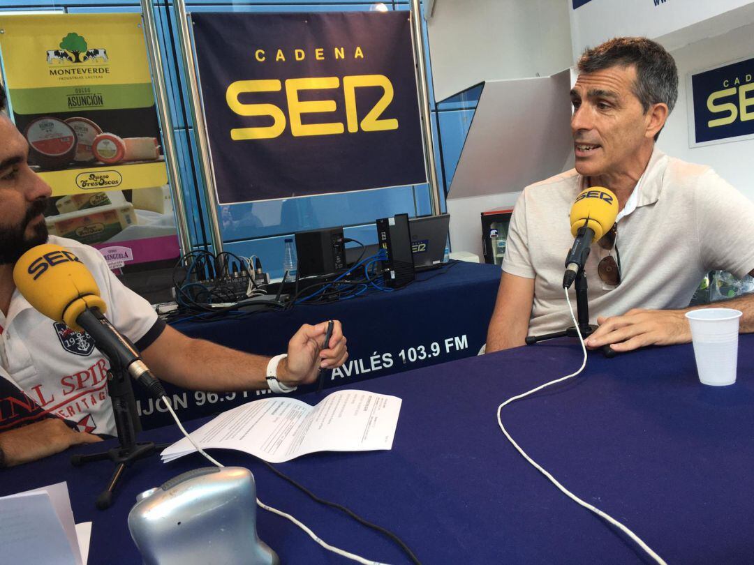 Juan Ramón López Muñiz pasó por el stand de SER Gijón en la Feria de Muestras.