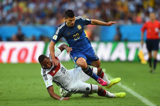 Agüero y Boateng pugnan por llevarse la pelota
