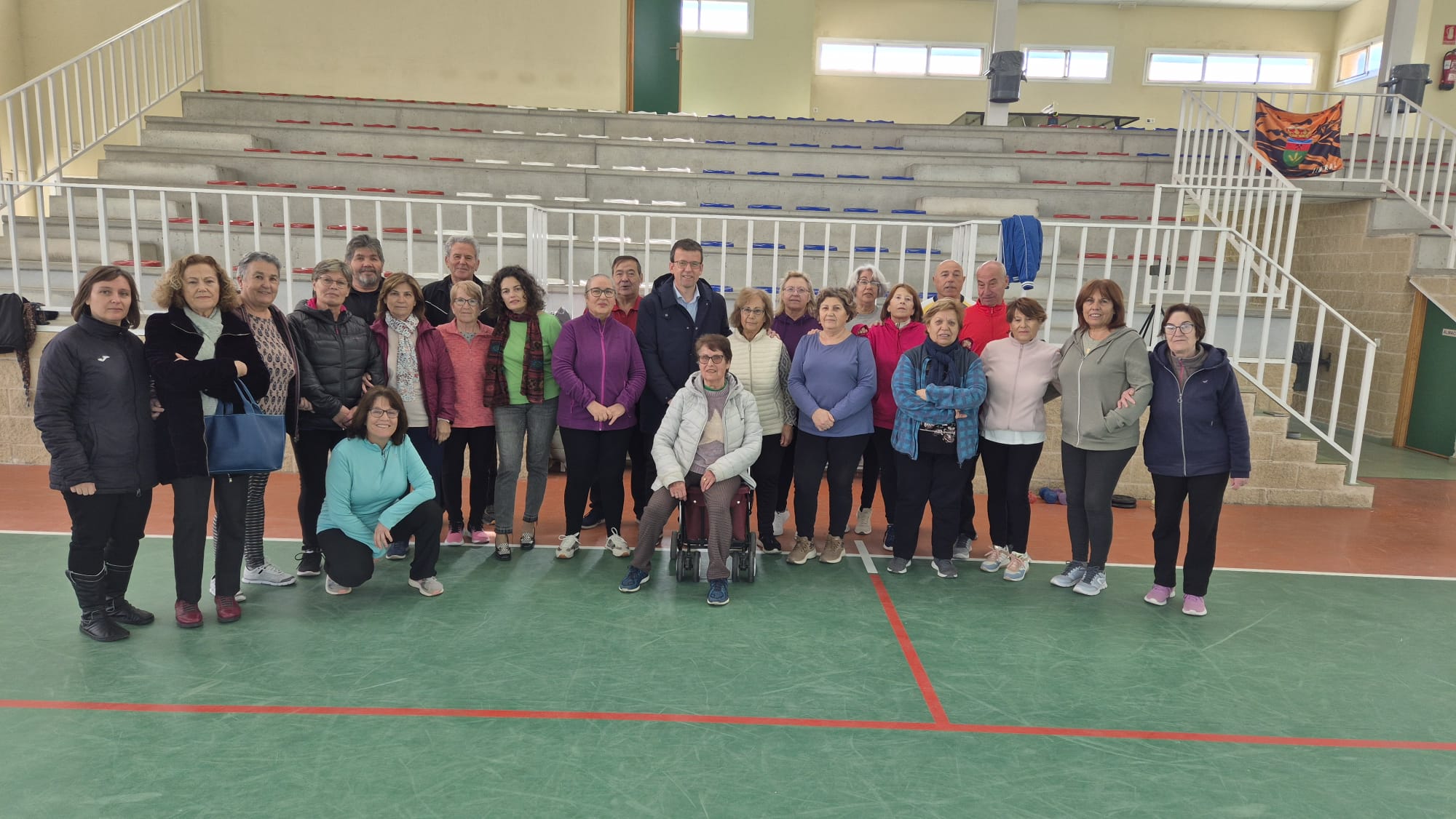 Visita del delegado de Educación en la provincia de Cuenca, Gustavo Martínez, y Delfi Carrasco, presidenta de ADI El Záncara, al proyecto de envejecimiento activo del grupo de desarrollo rural