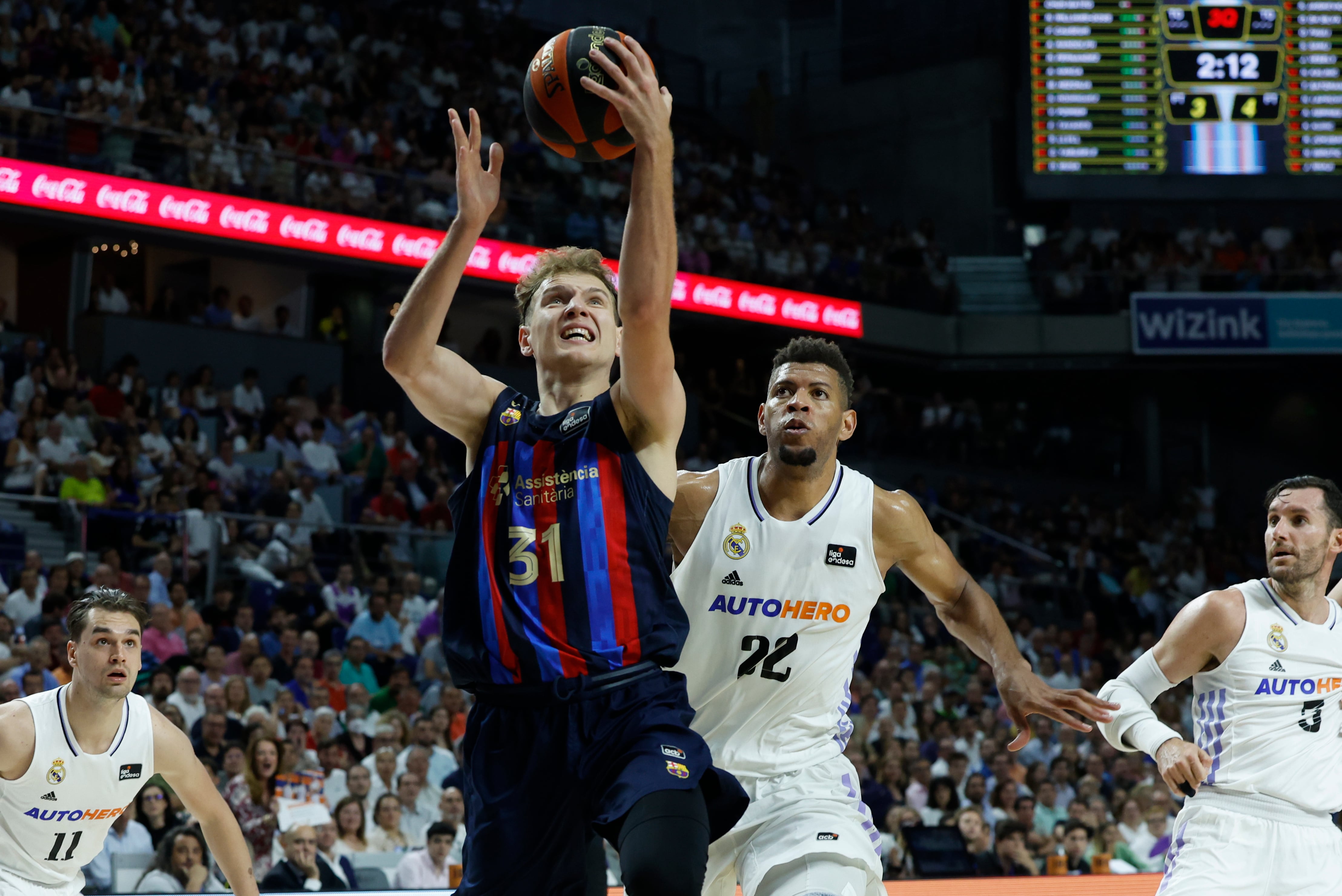 MADRID, 20/06/2023.- El base del Barcelona Rokas Jokubaitis (2-i) entra a canasta entre (i-d) Mario Hezonja, Walter Tavares y Rudy Fernández, del Real Madrid, durante el tercer partido de la final de la Liga Endesa de baloncesto que Real Madrid y Barcelona disputan este martes en el WiZink Center. EFE/Juanjo Martín
