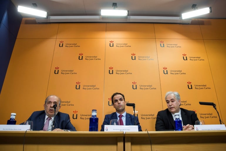 Javier Ramos (c), durante la rueda de prensa del miércoles para dar explicaciones por el presunto falso Máster de Cristina Cifuentes.