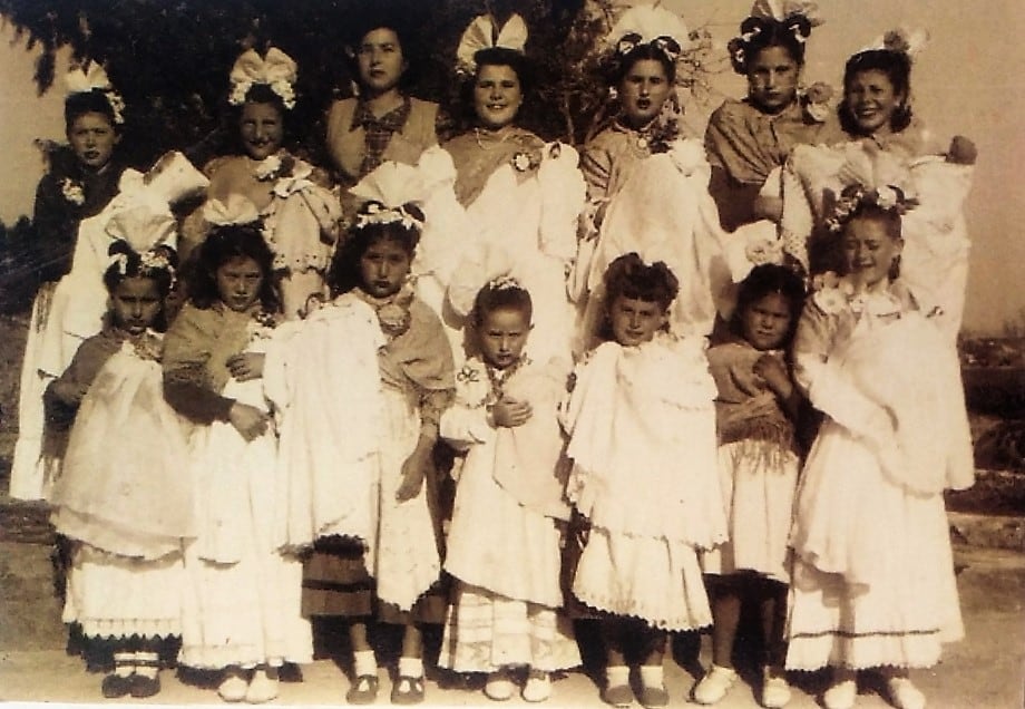 Año 1950.  Maruja, segunda por la izquierda de abajo., junto a vecinas y amigas vestidas de &quot;presidentas &quot;en las fiestas de Domingo de Ramos.