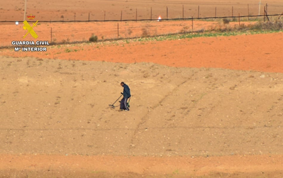 Uno de los dos detenidos localizado con un detector de metales en el yacimiento arqueológico de Ciudad Real