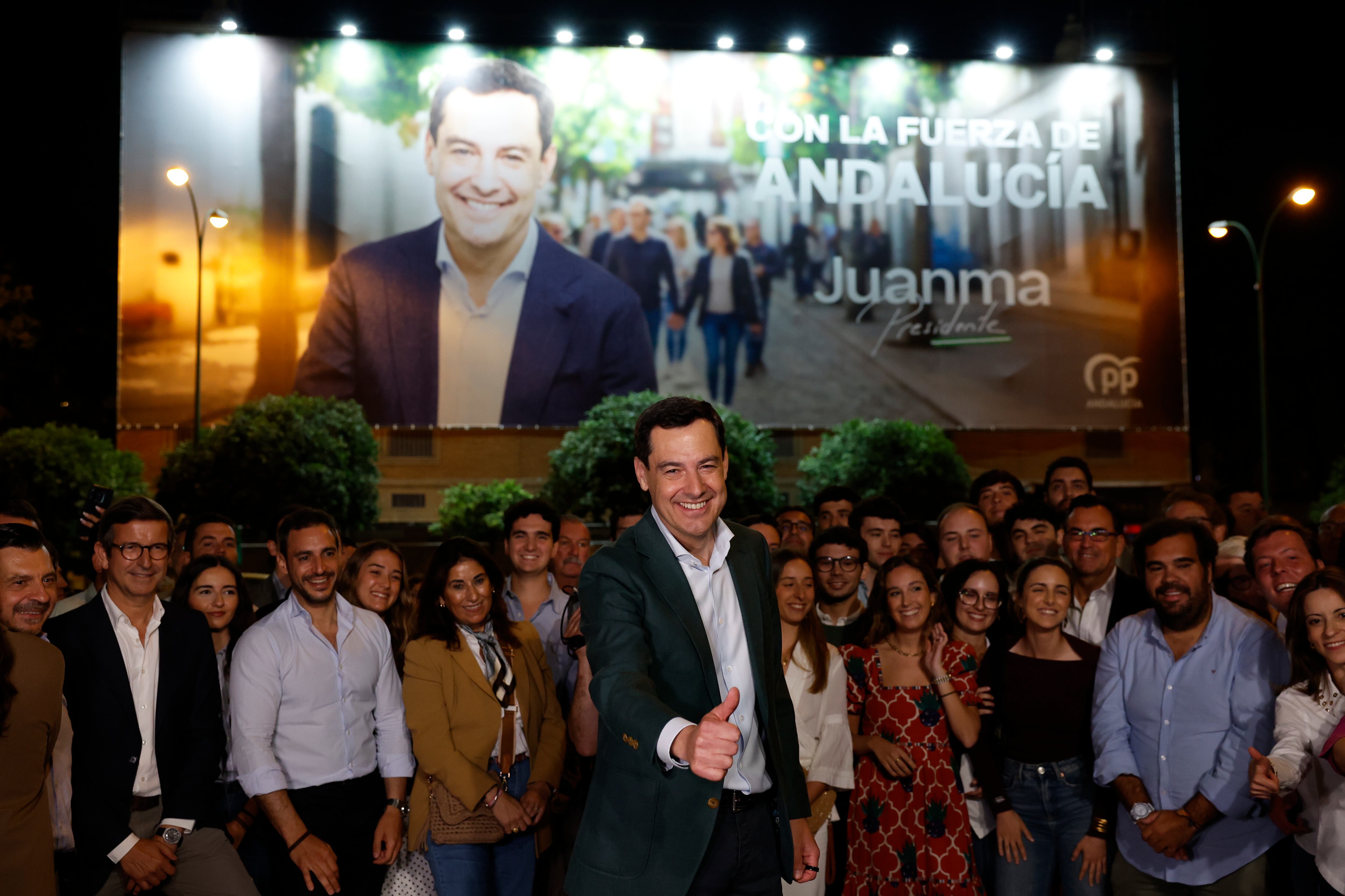 SEVILLA, 30/04/2026.- El candidato del PP a la reelección a la presidencia de la Junta de Andalucía Juanma Moreno abre la campaña electoral andaluza este jueves en Sevilla. EFE/Julio Muñoz