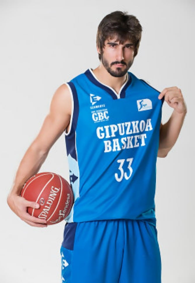 Dani Díez posa con su nueva camiseta del GBC