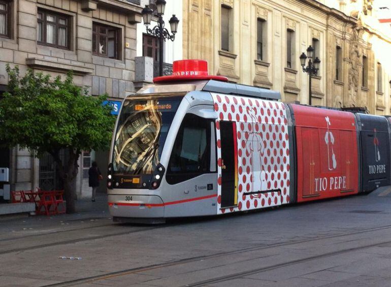 El metrocentro sevillano adornado con motivos de Feria