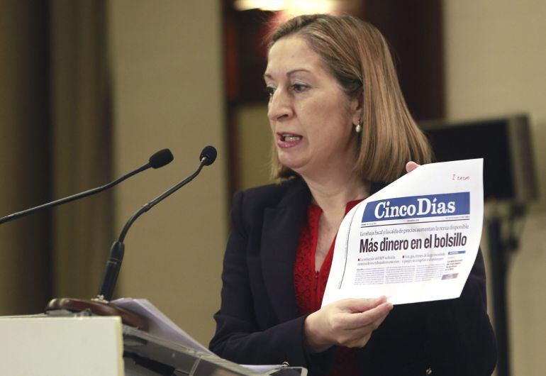 GRA003 MADRID, 6/56/2015.- La ministra de Fomento, Ana Pastor, durante su intervención en el Foro Cinco Días, donde entre otras cosas ha anunciado que el Ministerio de Fomento invertirá 1.257 millones de euros en Cercanías en los próximos tres años con el objetivo de incrementar el número de usuarios en 22 millones y el próximo mes de junio pondrá en marcha el sistema de wifi en Getafe-Madrid y en la Plaza de Cataluña de Barcelona.Este nuevo plan afectará a toda la red de Cercanías, entre las que se encuentra la de Valencia, Sevilla, Bilbao o Zaragoza. EFE/Zipi