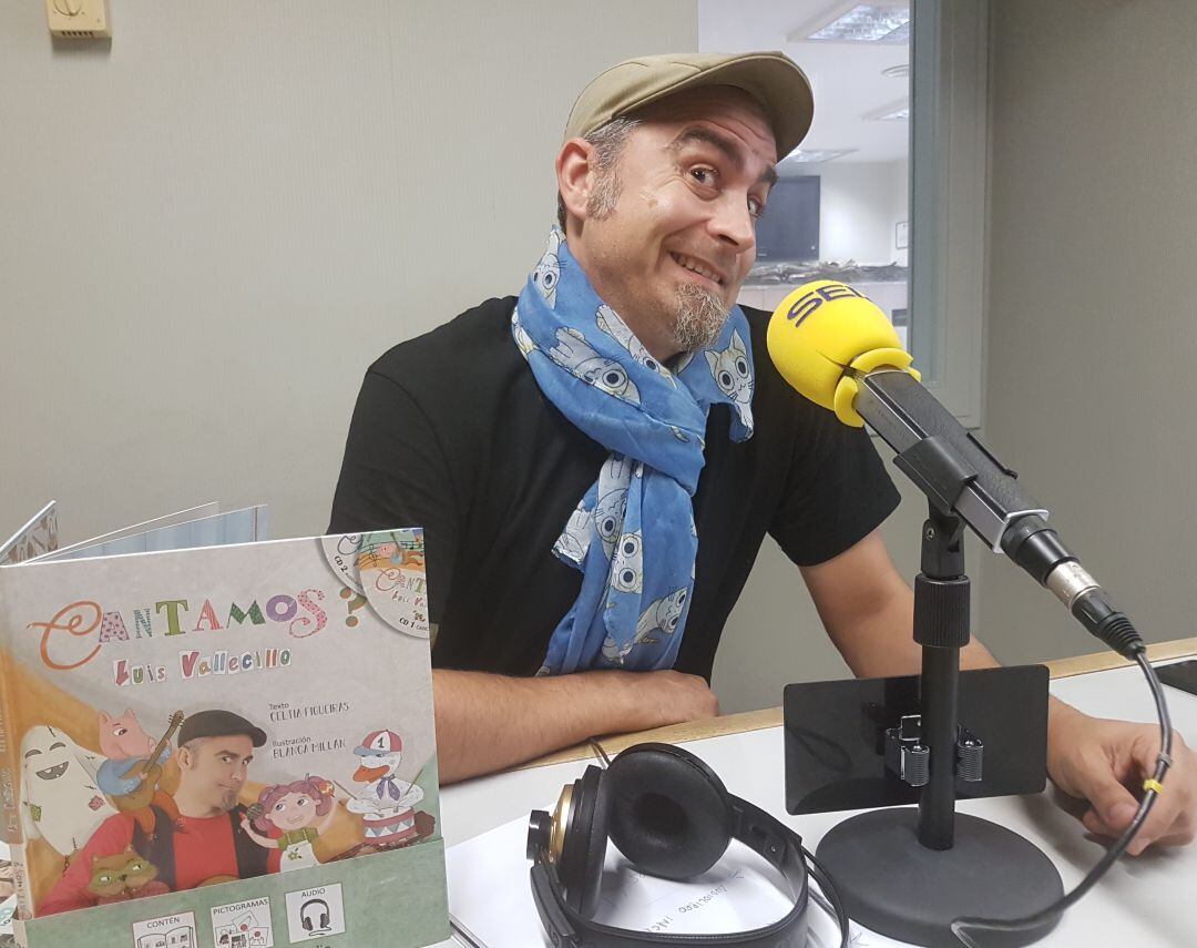 Luis Vallecillo, músico y titiritero.