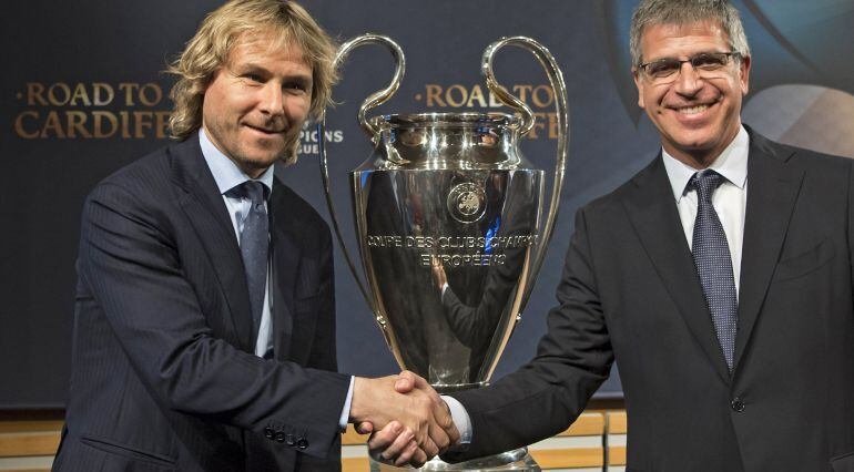 El vicepresidente de la Juventus, Pavel Nedved, y el vicepresidente del Barcelona, Jordi Mestre, posan junto al trofeo la Liga de Campeones.