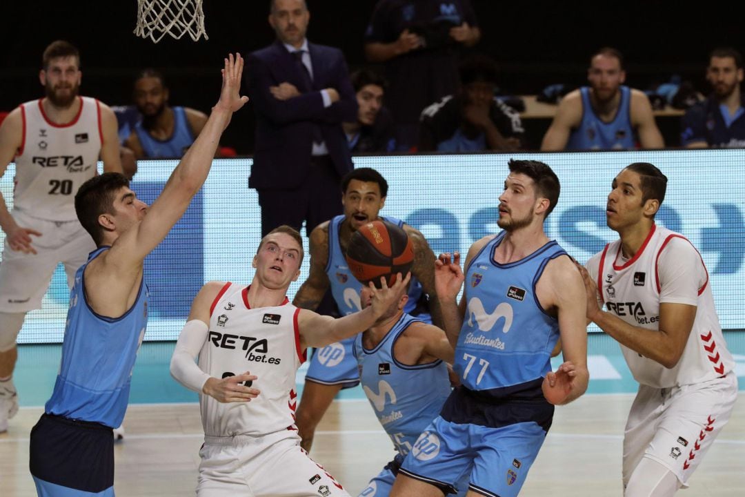 El base del Retabet Bilbao Basket Ludvig Hakanson (3i) lucha por el balón con el pívot del Movistar Estudiantes Víctor Arteaga (2d) durante el partido que enfrentó a ambos equipos en la 26 jornada de la Liga Endesa celebrado en el WiZink Center en Madrid,