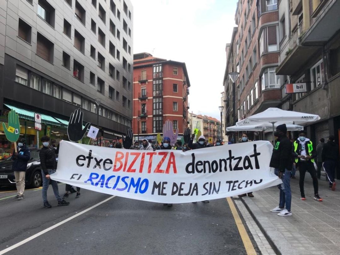 Entre gritos de &quot;fuera el racismo de nuestros barrios&quot;, la manifestación ha partido pasado el mediodía de la plaza del Corazón de María