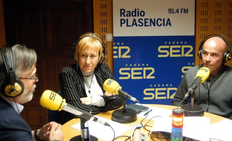 Javier Negrete en los estudios de SER Norte de Extremadura junto al alcalde de Plasencia e Inma Salguero