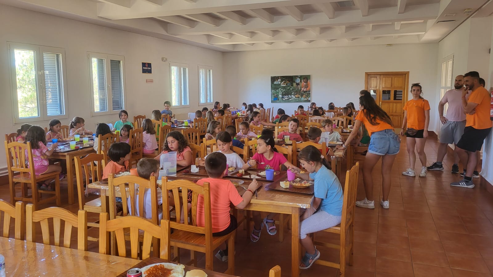 Turno de comedor en el albergue Fuente de las Tablas de la Diputación de Cuenca durante un campamento de verano.