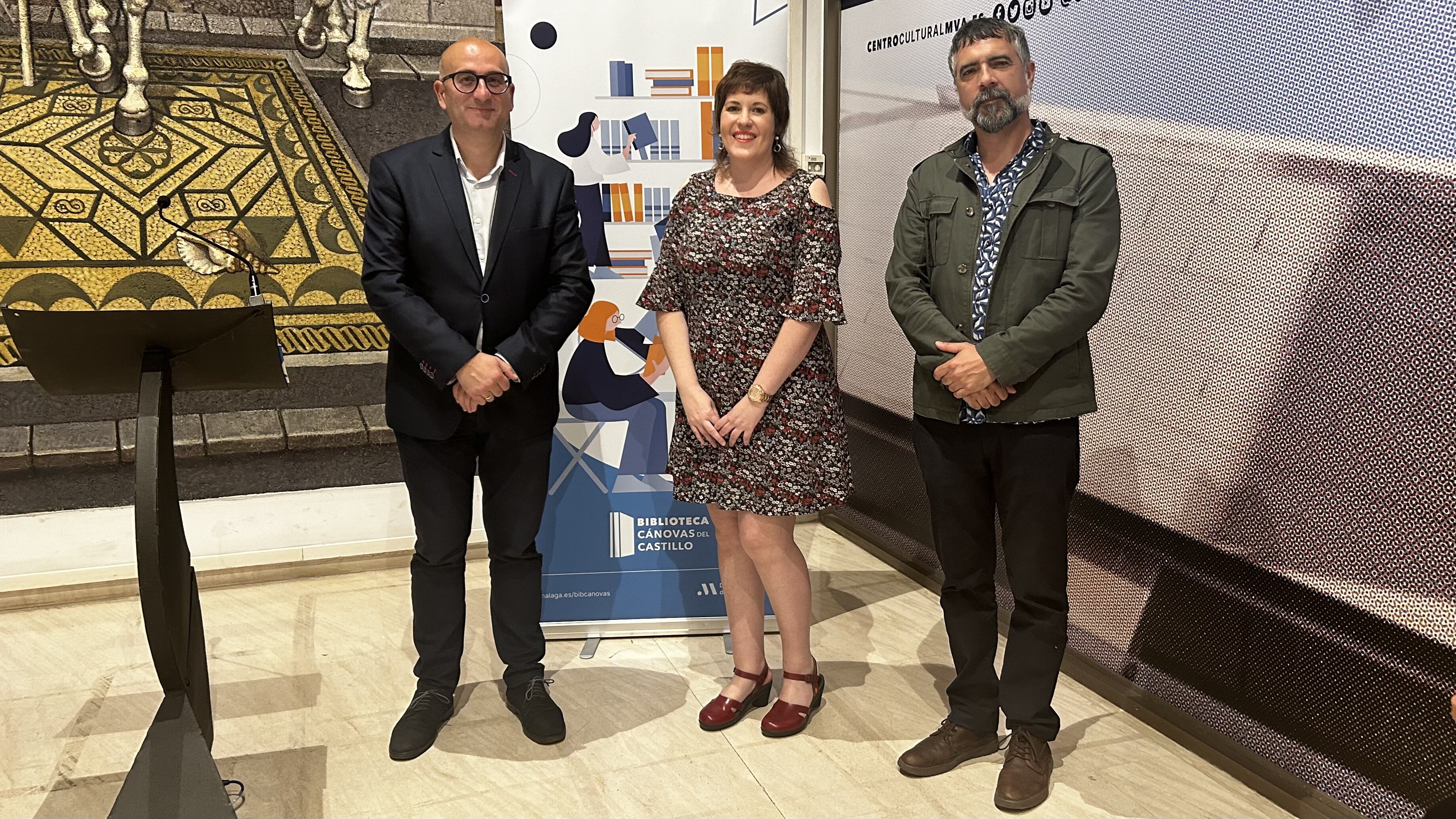 El vicepresidente y diputado de Cultura, Manuel López Mestanza, junto a Alicia Acosta y Diego Magdaleno, dos de los narradores participantes del festival