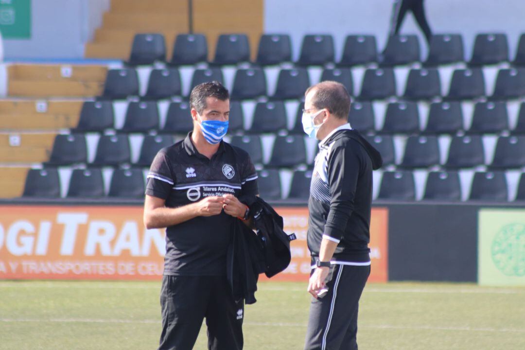 José Herrera y José Juan Romero charlan antes del inicio del partido